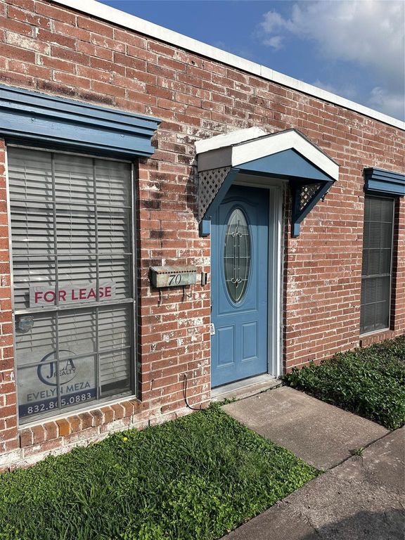 703 S 2nd Street, La Porte, TX 77571