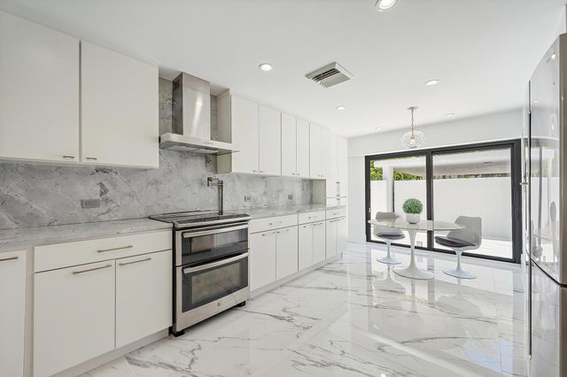 2435 Presidential Way H, West Palm Beach, FL 33401