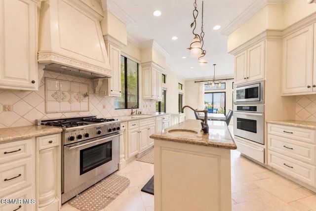 22521 Blueridge Court, Calabasas, CA 91302