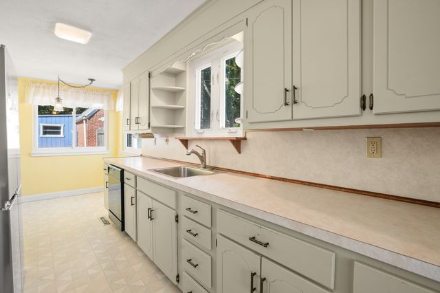 47 Cherry Hl, Holyoke, MA 01040