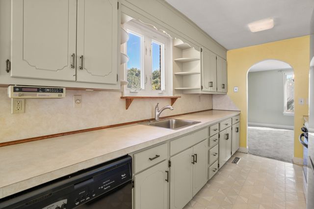 47 Cherry Hl, Holyoke, MA 01040