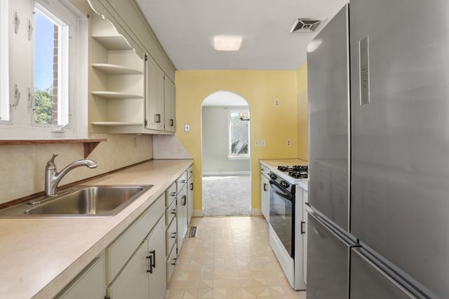 47 Cherry Hl, Holyoke, MA 01040