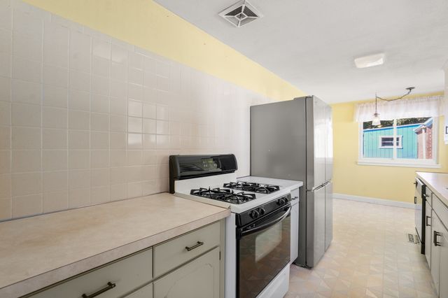 47 Cherry Hl, Holyoke, MA 01040