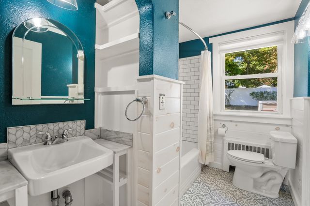 47 Cherry Hl, Holyoke, MA 01040