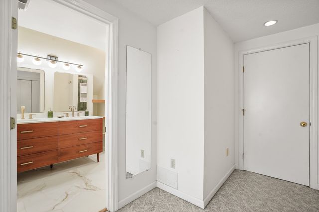 47 Cherry Hl, Holyoke, MA 01040