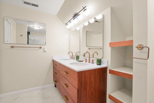 47 Cherry Hl, Holyoke, MA 01040