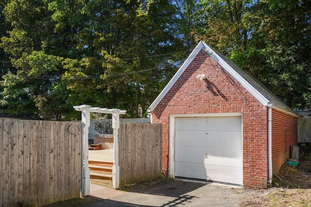 47 Cherry Hl, Holyoke, MA 01040