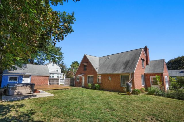 47 Cherry Hl, Holyoke, MA 01040