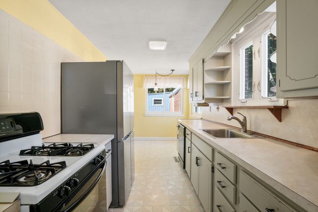 47 Cherry Hl, Holyoke, MA 01040