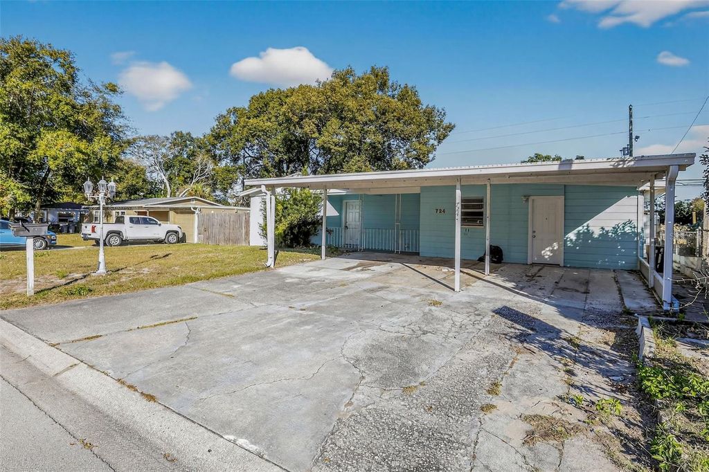 Image 2 of property listing at 724 OAKLANDO DRIVE, Altamonte Springs, FL 32714