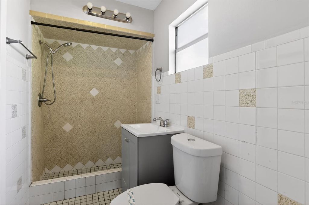 Image 22 of property listing at 724 OAKLANDO DRIVE, Altamonte Springs, FL 32714