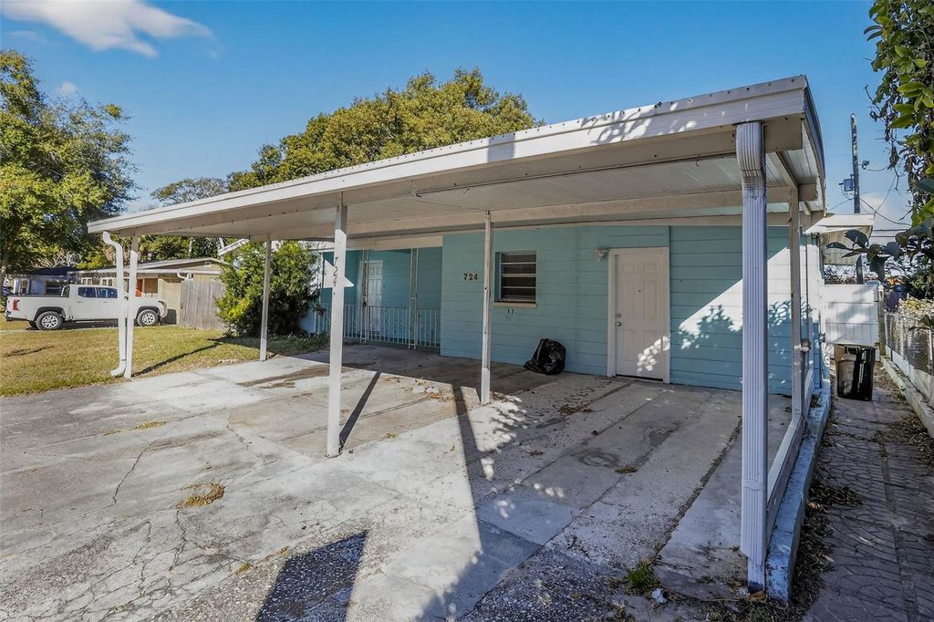 Image 4 of property listing at 724 OAKLANDO DRIVE, Altamonte Springs, FL 32714