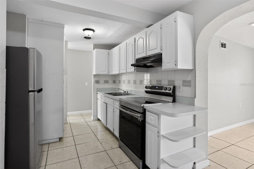 Image 5 of property listing at 724 OAKLANDO DRIVE, Altamonte Springs, FL 32714