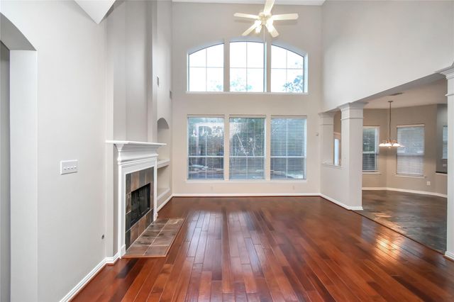 10 E Artist Grove Circle, The Woodlands, TX 77382