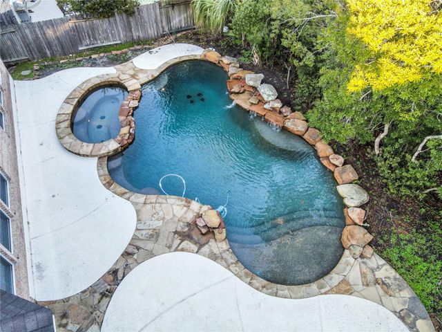 10 E Artist Grove Circle, The Woodlands, TX 77382