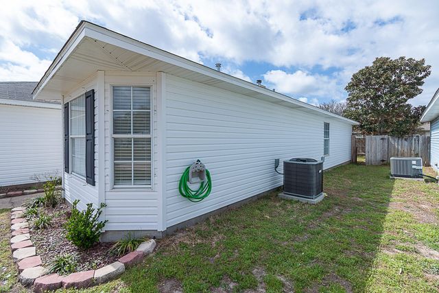46 Stowe Road, Mary Esther, FL 32569