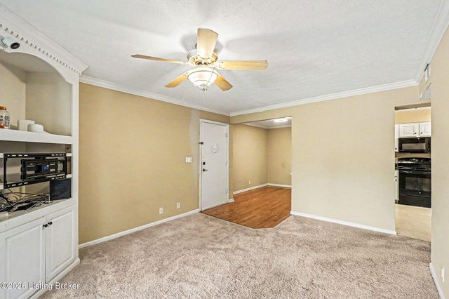 621 Logsdon Ct, Douglass Hills, KY 40243