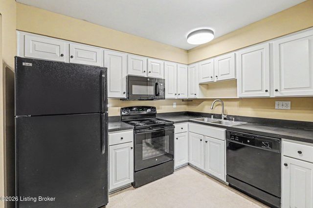 621 Logsdon Ct, Douglass Hills, KY 40243
