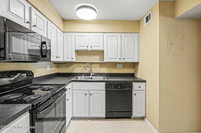 621 Logsdon Ct, Douglass Hills, KY 40243