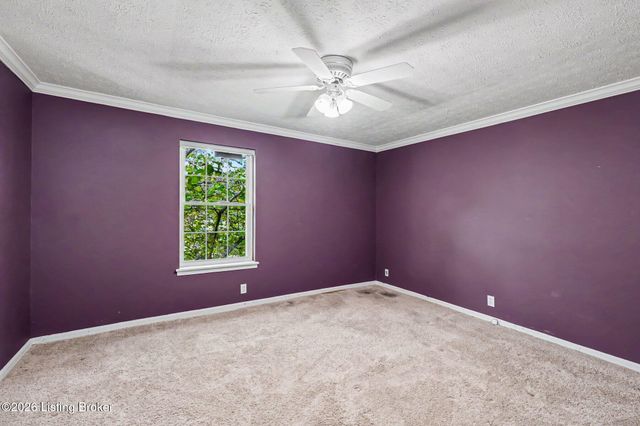 621 Logsdon Ct, Douglass Hills, KY 40243