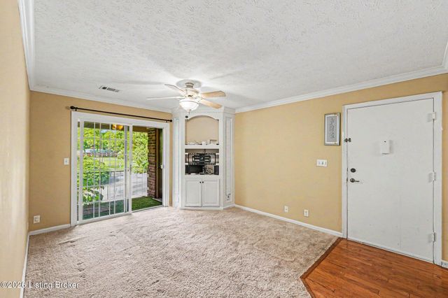 621 Logsdon Ct, Douglass Hills, KY 40243
