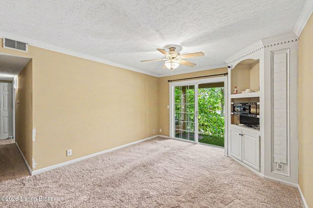 621 Logsdon Ct, Douglass Hills, KY 40243