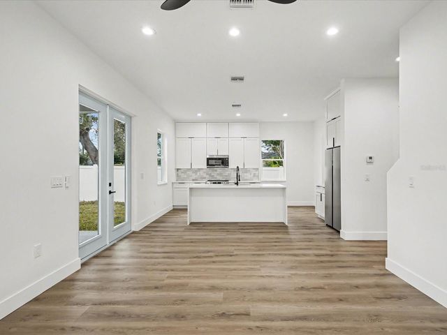 1751 27TH AVENUE N, St Petersburg, FL 33713