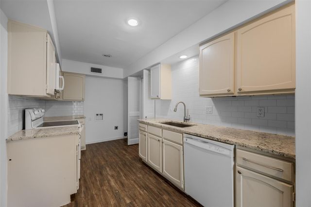 361 N Post Oak Lane 131, Houston, TX 77024