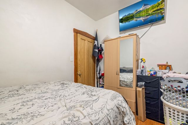 3031 N DAVLIN Court, Chicago, IL 60618