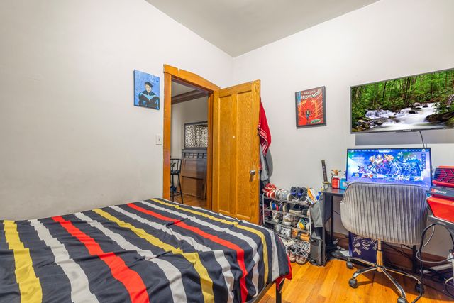 3031 N DAVLIN Court, Chicago, IL 60618