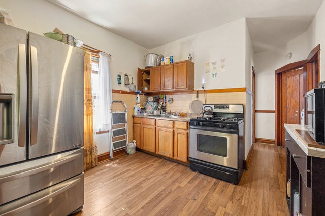 3031 N DAVLIN Court, Chicago, IL 60618