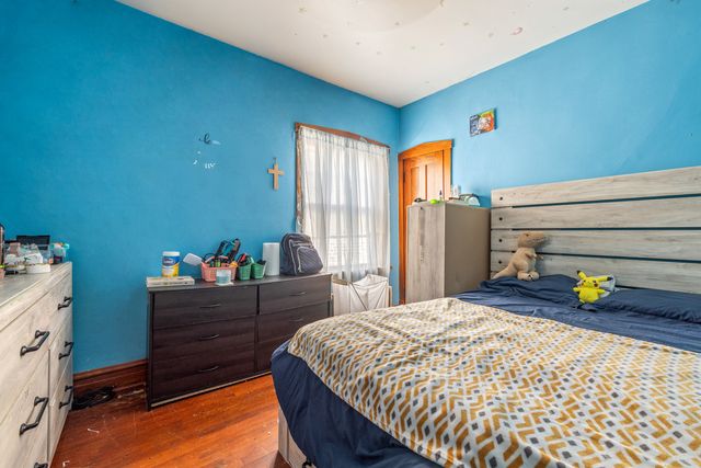 3031 N DAVLIN Court, Chicago, IL 60618