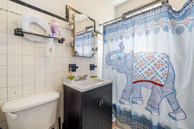 3031 N DAVLIN Court, Chicago, IL 60618