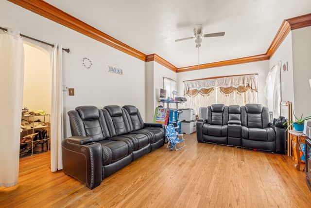 3031 N DAVLIN Court, Chicago, IL 60618