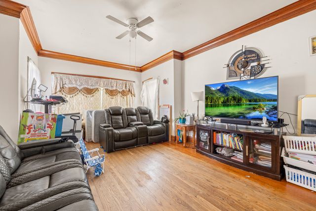 3031 N DAVLIN Court, Chicago, IL 60618