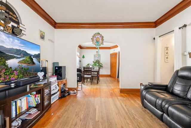 3031 N DAVLIN Court, Chicago, IL 60618