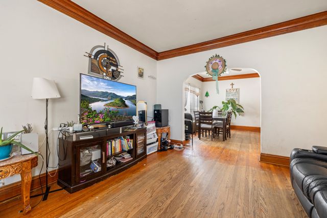 3031 N DAVLIN Court, Chicago, IL 60618