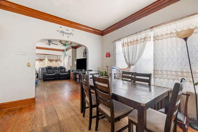 3031 N DAVLIN Court, Chicago, IL 60618