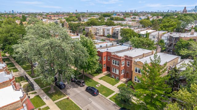3031 N DAVLIN Court, Chicago, IL 60618