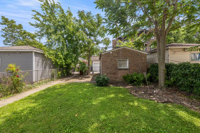 3031 N DAVLIN Court, Chicago, IL 60618
