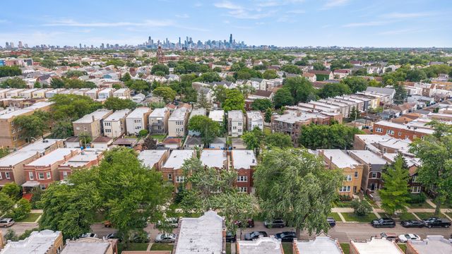 3031 N DAVLIN Court, Chicago, IL 60618