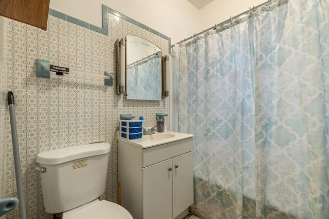 3031 N DAVLIN Court, Chicago, IL 60618