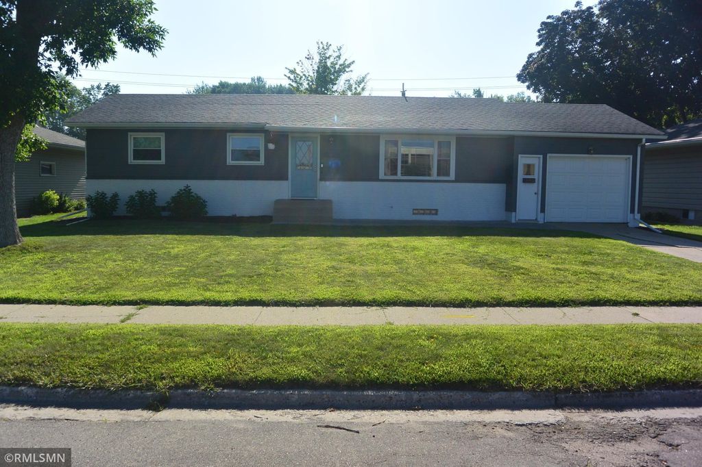 1810 Hennepin Avenue N, Glencoe, MN 55336