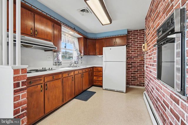 1131 APPLE DR, Mechanicsburg, PA 17055
