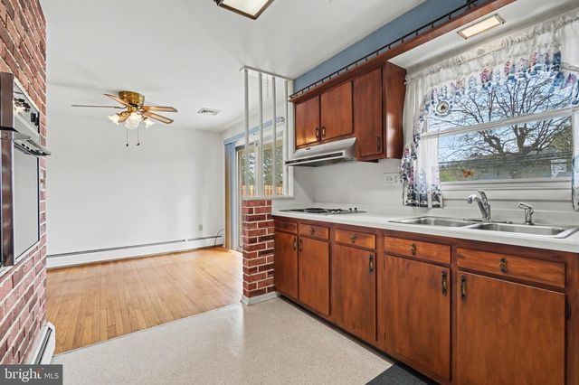 1131 APPLE DR, Mechanicsburg, PA 17055