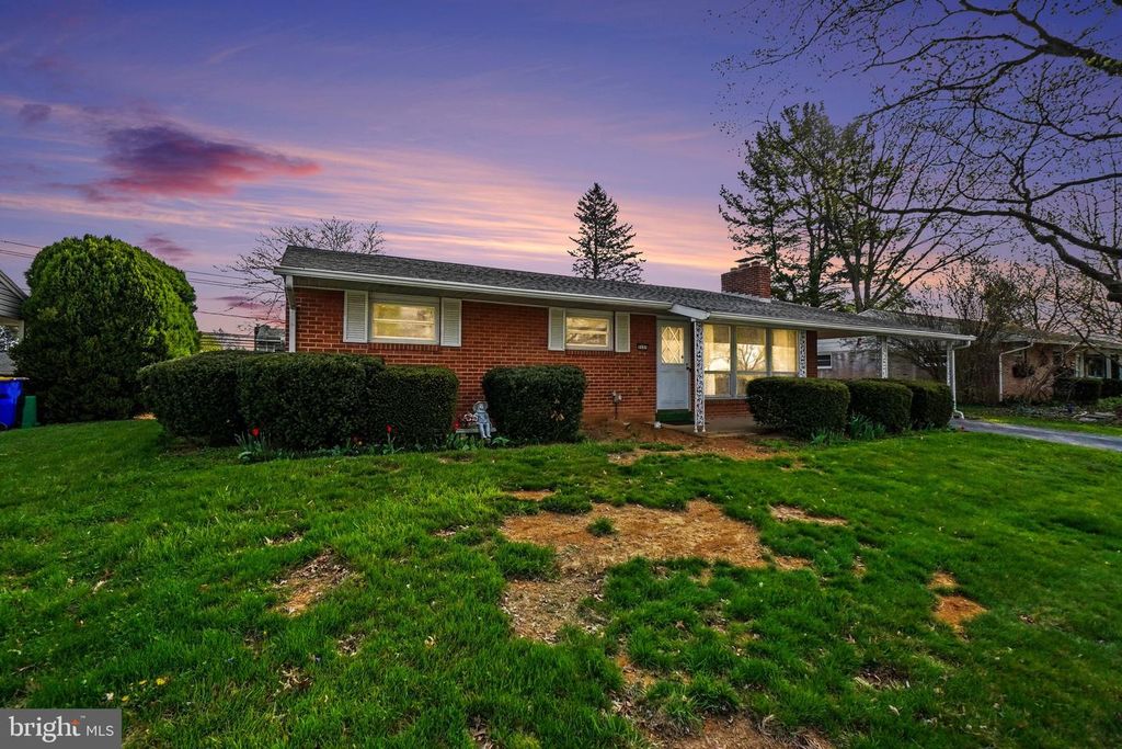 1131 APPLE DR, Mechanicsburg, PA 17055