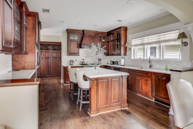 6500 Shady Lane, Burr Ridge, IL 60527