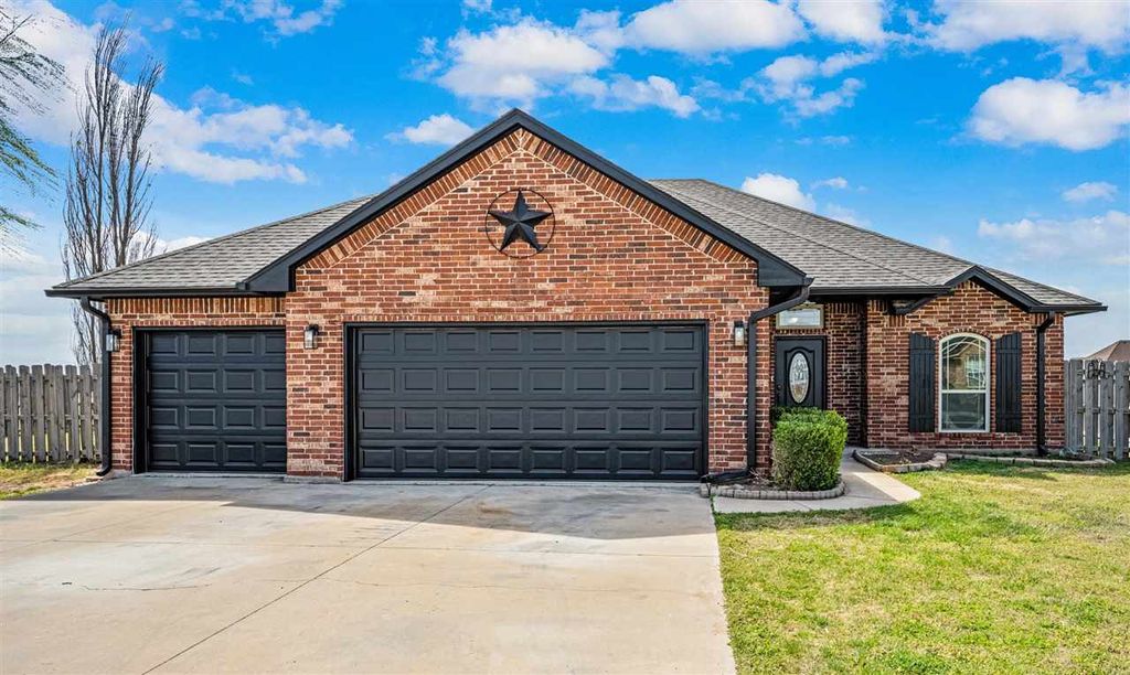 33 SW Bradford Ln, Lawton, OK 73505