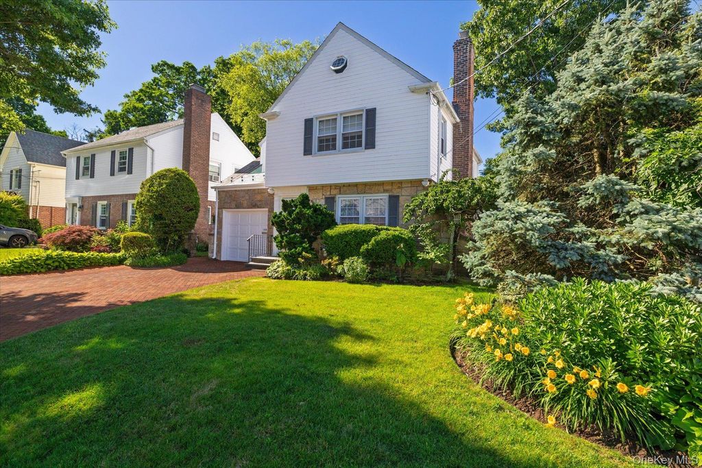 108 Muirfield Road, Rockville Centre, NY 11570