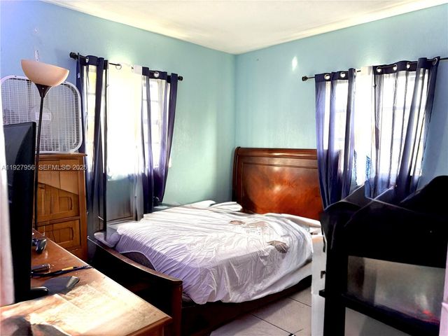 701 NW 176th Ter, Miami Gardens, FL 33169